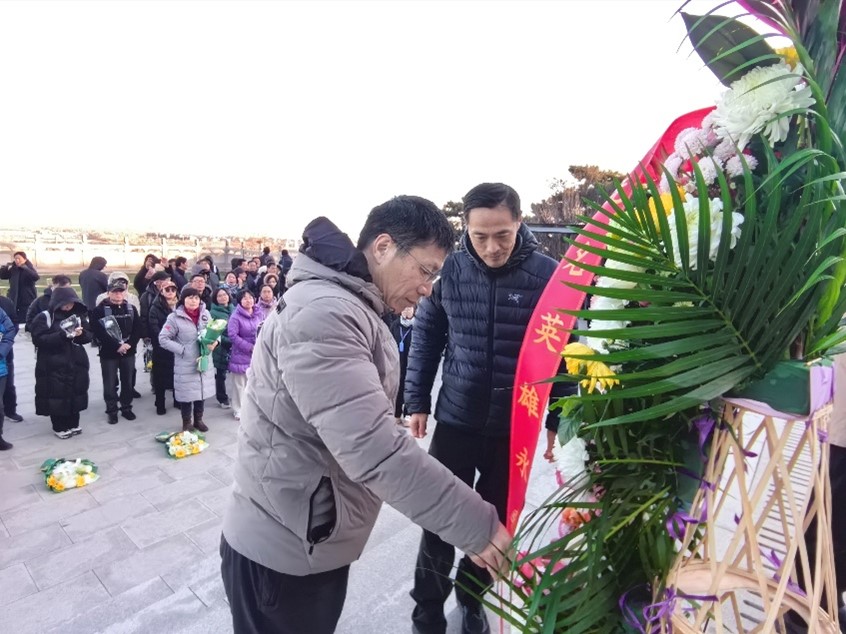 敬献花篮、整理绶带（左起：汤帜、赵东岩）.jpg