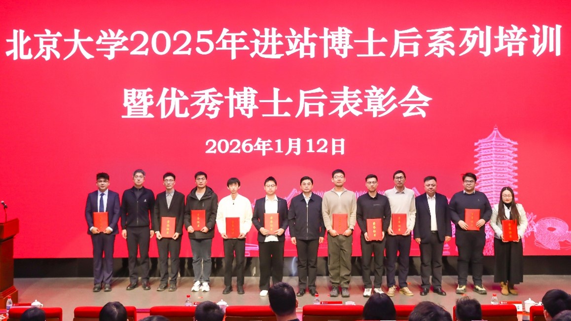 图片02  颁奖现场（右五为岳潭）.jpg